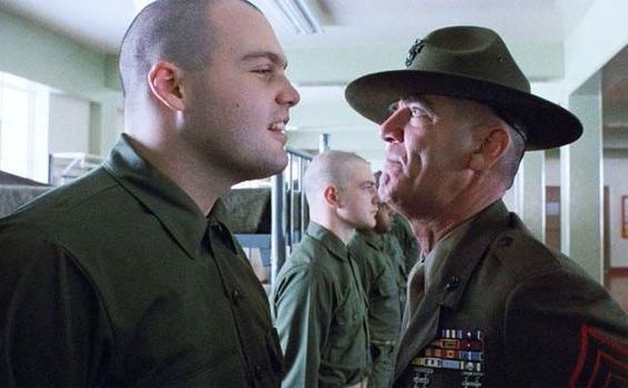 Actorul R. Lee Ermey (dreapta) într-o scenă din filmul                   "Full Metal Jacket" (captură video Youtub)