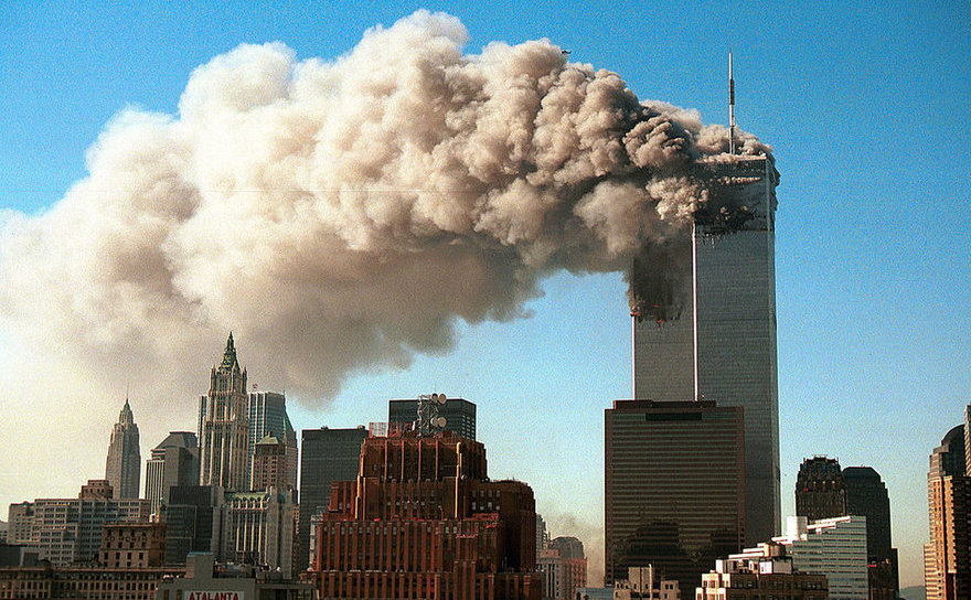 Turnurile gemene WTC cuprinse de flăcări în timpul atacurilor din 11 septembrie 2001, New York City, SUA