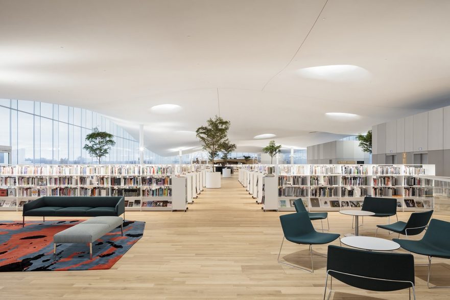 Imagine din interiorul Bibliotecii Centrale Oodi, Helsinki, Finlanda.