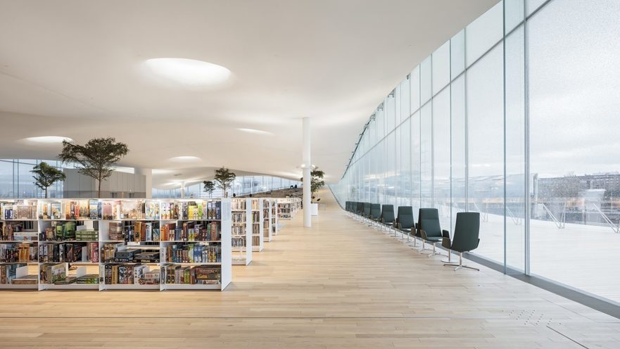 Imagine din interiorul Bibliotecii Centrale Oodi, Helsinki, Finlanda.