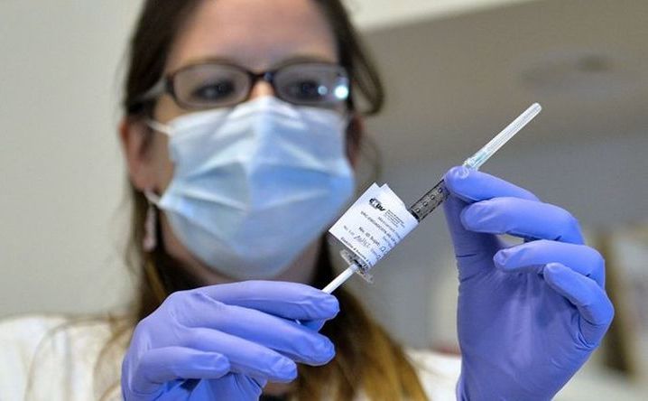 O doctoriţă ţine în mână o siringă cu un vaccin experimental împotriva Ebola la spitalul CHUV din Lausanne, Elveţia, 4 noiembrie 2018