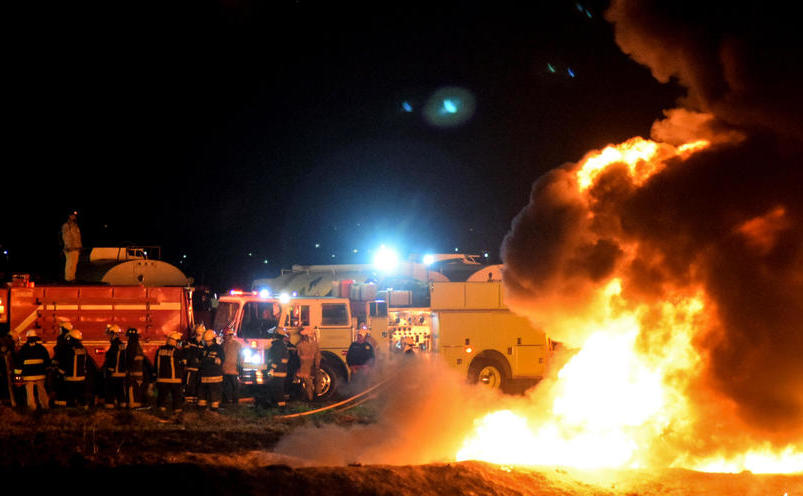 Pompierii încearcă să stingă un incendiu declanşat de explozia unei conducte de benzină în oraşul mexican Tlahuelilpan, 18 ianuarie 2019