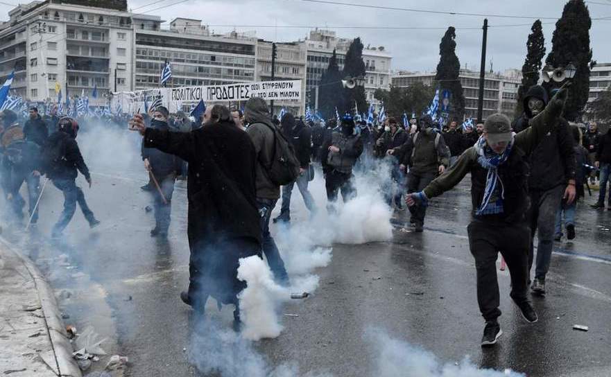 Ciocniri între manifestanţi şi poliţie în Atena, Grecia, în timpul unui protest împotriva acordului de schimbare a numelui Macedoniei, 20 ianuarie 2019 (Getty Images)