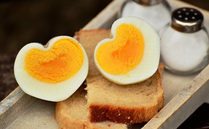 În ouăle ”contemporane”, cantitatea generală de grăsimi şi grăsimi saturate dăunătoare s-a redus în mediu cu 20%.