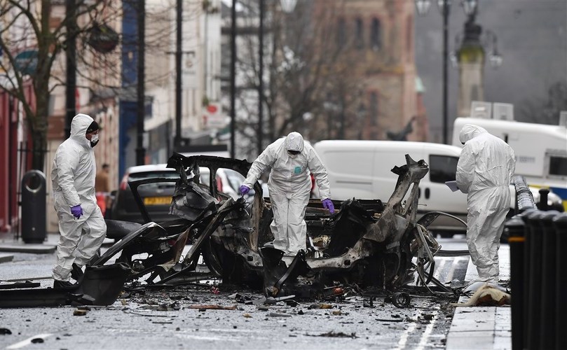 Anchetatori prezenţi la scena unui atac cu maşină bombă în oraşul nord-irlandez Derry, 20 ianuarie 2019 (Charles McQuillan/Getty Images)