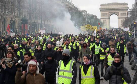 Protest al “vestelor galbene” în apropierea Arcului de Triumf din Paris, 9 februarie 2019 (Getty Images)