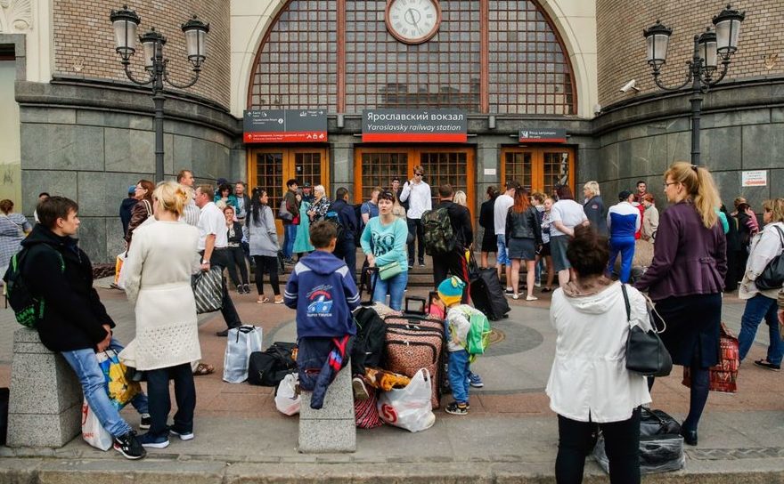 Pasageri aşteaptă în faţa gării Iaroslavski din Moscova, 13 septembrie 2017
