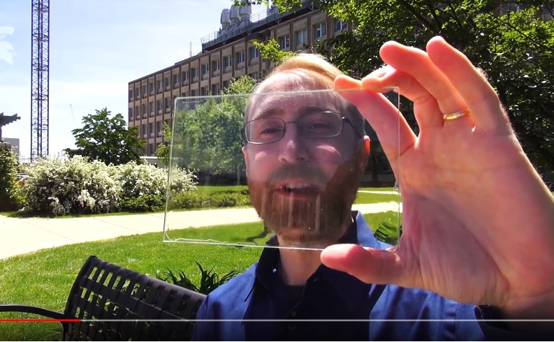 Richard Lunt, profesor asistent de inginerie chimică şi ştiinţe materiale la MSU's College of Engineering. (screenshot Youtube)