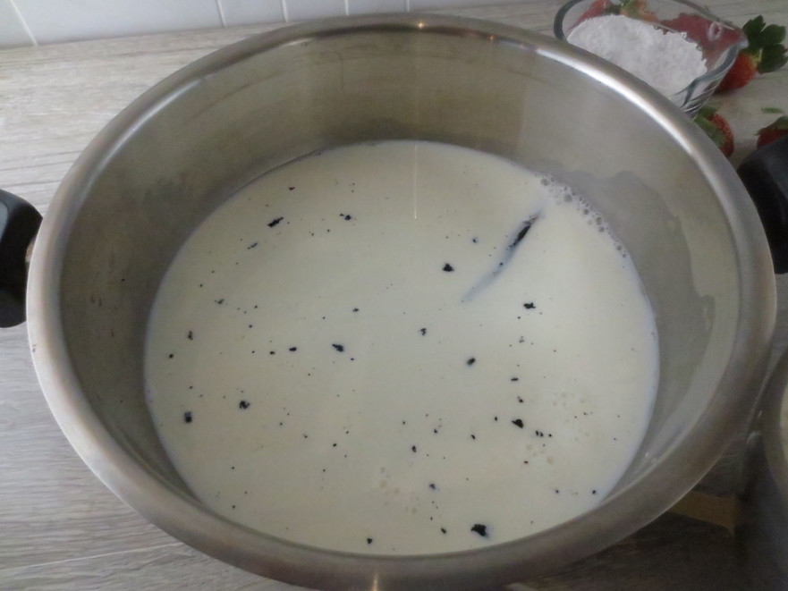 Separat se pune laptele la fiert împreună cu batonul de vanilie (Maria Matyiku / Epoch Times)
