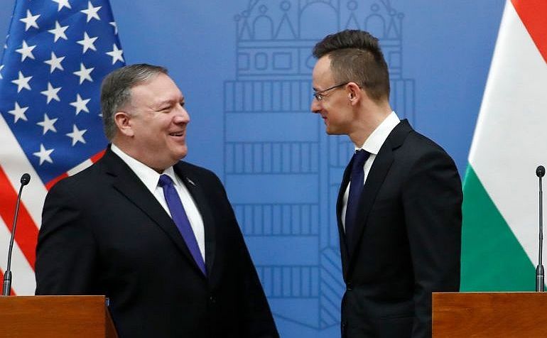 Secretarul de stat american Mike Pompeo (st) şi ministrul ungar de externe Peter Szijjarto la sediul Ministerului ungar de Externe din Budapesta, Ungaria, 11 februarie 2019