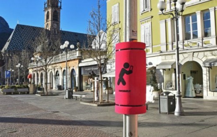 "Airbag" aplicat pe un stâlp de lumină în Bolzano, Italia
