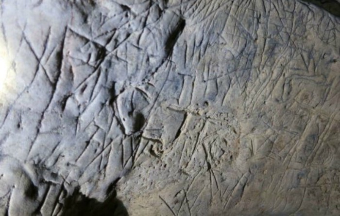 Semne apotropaice în peştera situată în Creswell, Anglia