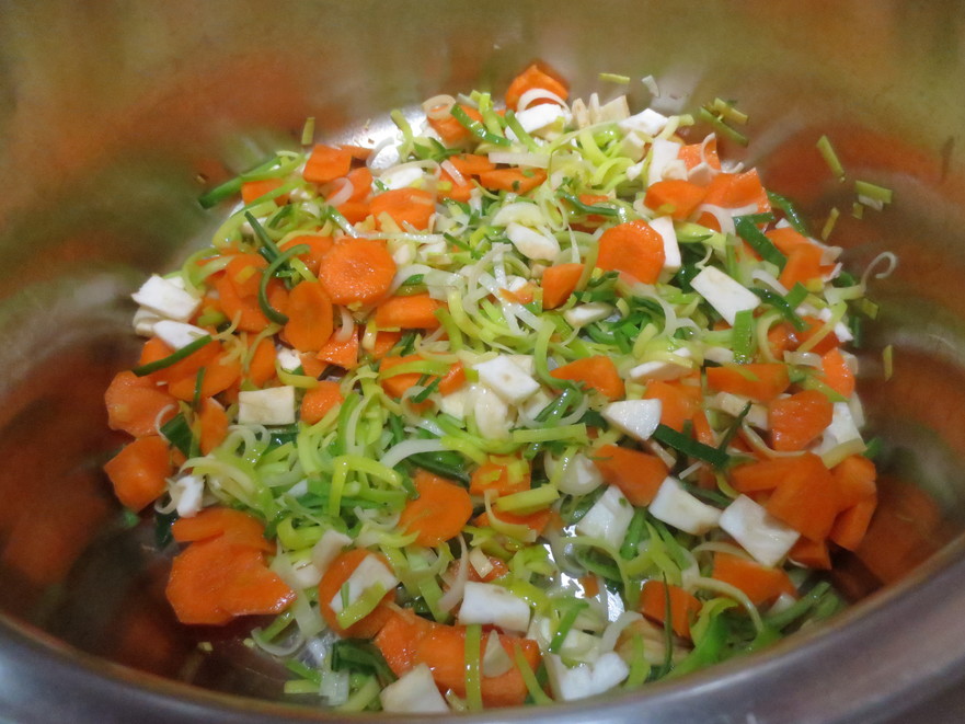 Se adaugă ceapa/prazul, usturoi, morcovii şi ţelina mărunţită (Maria Matyiku / Epoch Times)