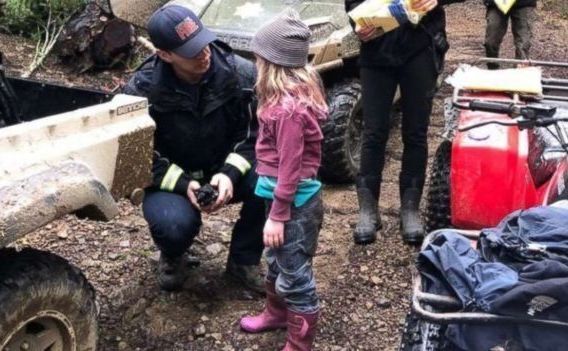 Leia vorbeşte cu unul din oficialii care a salvat-o (Humboldt County Sheriff's Office)