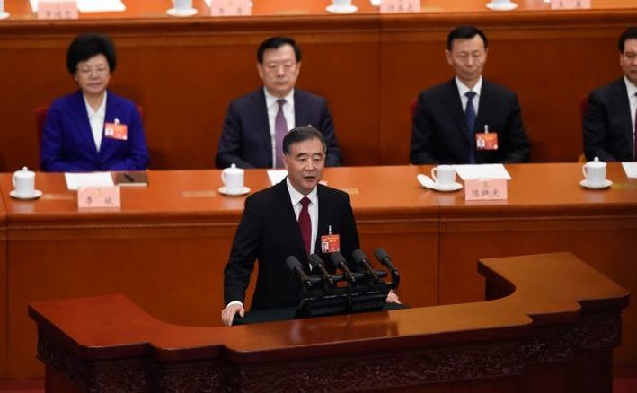 Wang Yang (centru), preşedintele Conferinţei Politice Consultative a  Poporului  Chinez, prezintă un raport în Marea Sală a Poporului din  Beijing, 3  martie 2019