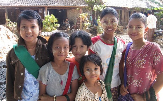 Fete care folosesc thanaka în Ava, Birmania (wikipedia.org)