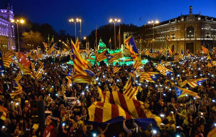 Manifestanţi flutură steaguri catalane în Madrid, Spania, 16 martie 2019
