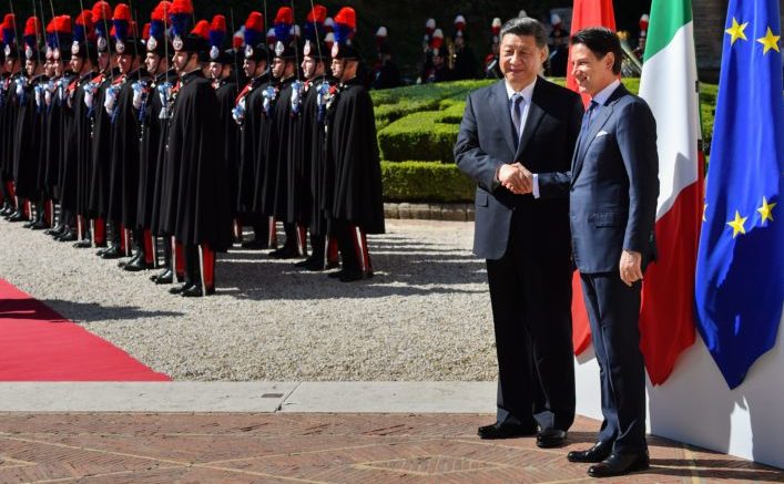 Premierul italian Giuseppe Conte (dr) îl întâmpină pe preşedintele chinez Xi Jinping în Roma (Alberto Pizzoli/APF/Getty Images)