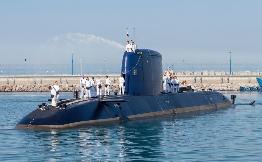 Submarinul INS Rahav de producţie germana, cel de-al 5-lea submarin al Marinei israeliene, soseşte în portul militar Haifa în 12 ianuarie 2016 