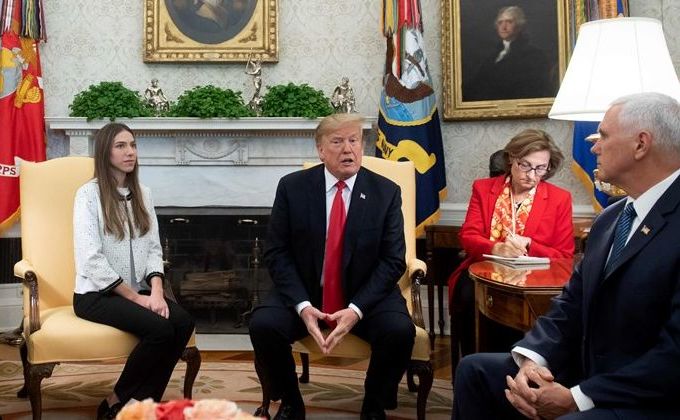 Preşedintele american Donald Trump alături de Fabiana Rosales, soţia liderului opoziţiei venezuelene Juan Guaido, şi vicepreşedintele american Mike Pence, la Casa Albă, 27 martie 2019 (Saul Loeb/AFP/Getty Images)