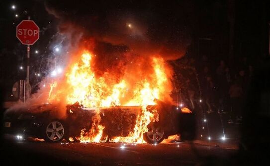 Un automobil incendiat în Londonderry, Irlanda de Nord, 18 martie 2019 (Screenshot)