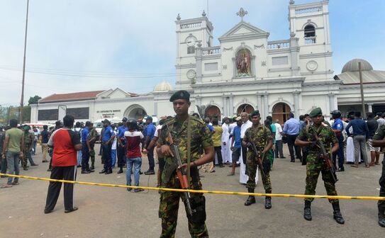 Forţe de securitate supraveghează Altarul Sfântul Anton din Colomb, Sri Lanka (Ishara S. Kodikara/AFP/Getty Images)