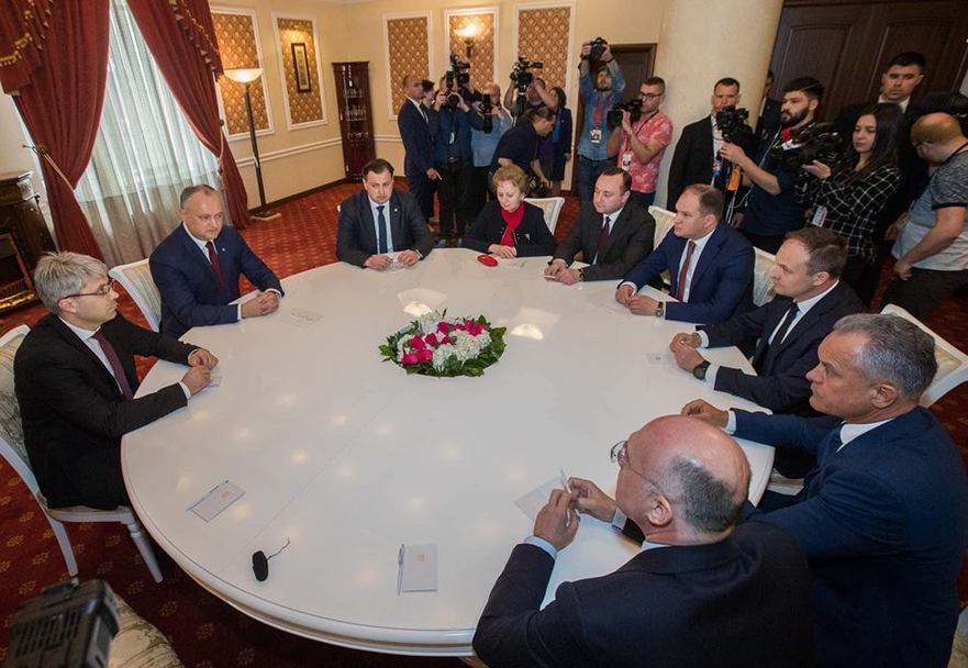 Liderii PD şi PSRM la a doua rundă de negocieri convocată de Igor Dodon, 2.04.2019 (facebook.com/Dodon Igor)