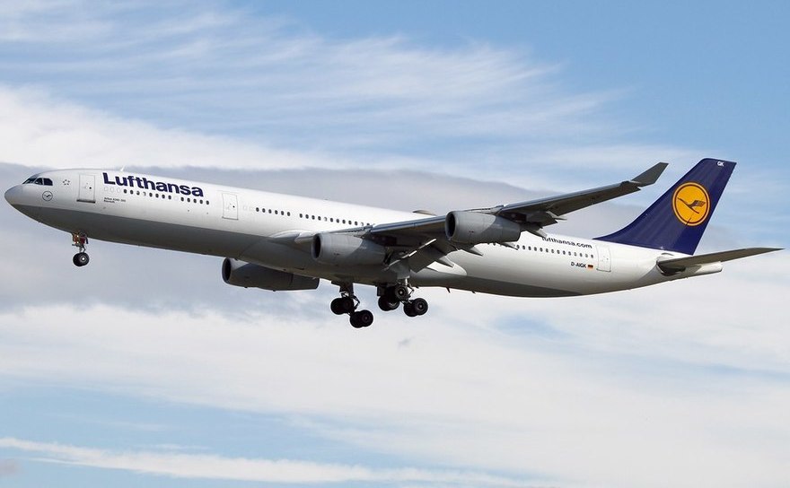 Avion Airbus A340-311 al companiei aeriene germane Lufthansa (Wikipedia.org)