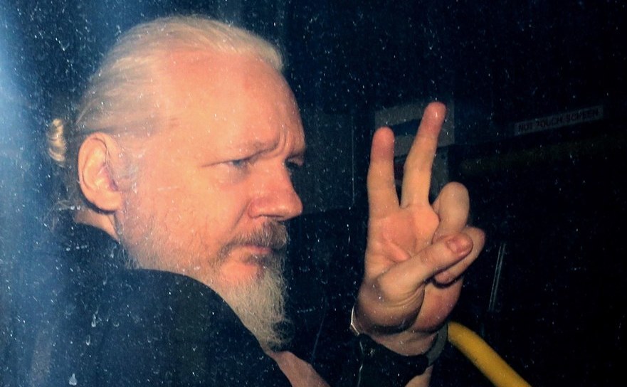 Julian Assange soseşte într-o maşină a poliţiei la Curtea Magistraţilor din Westminster din Londra, 11 aprilie 2019