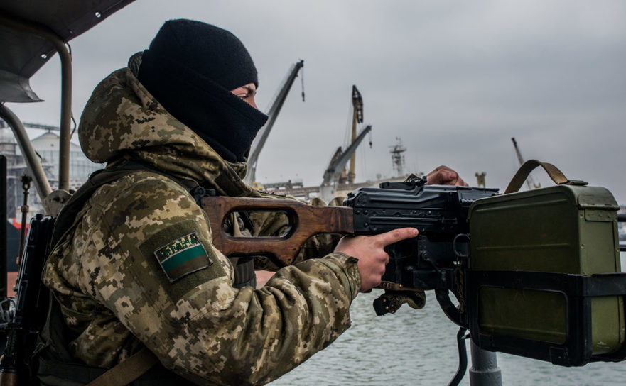 Soldat ucrainean mânuieşte o mitralieră