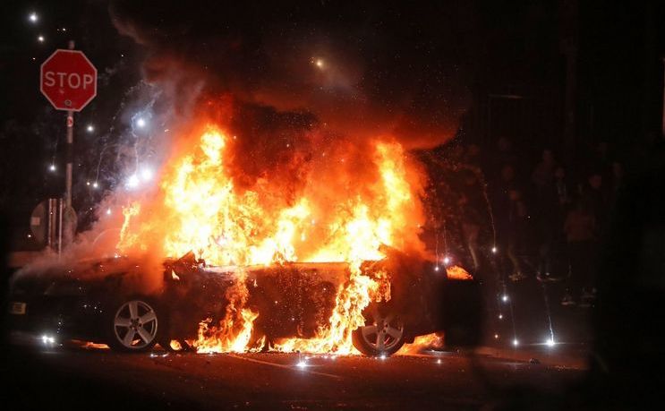 Un automobil incendiat în Londonderry, Irlanda de Nord, 18 martie 2019