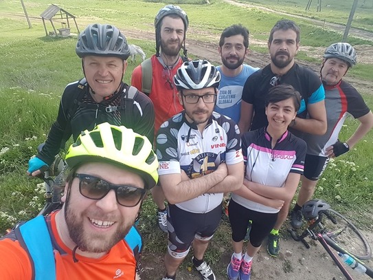 Dumitru Alaiba împreună cu alţi ciclişti au inspectat lucrările de pe traseul Chişinău-Ungheni (facebook.com/Dumitru Alaiba)