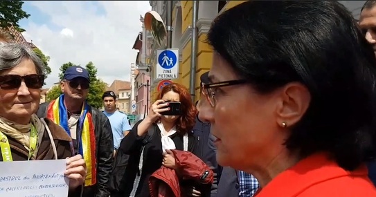 Ministrul PSD al Educaţiei, Ecaterina Andronescu, luata la rost de către un grup de protestatari din Sibiu. (Screenshot)