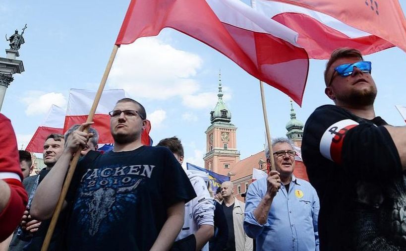 Opozanţi ai UE mărşăluiesc în Varşovia împotriva rămânerii Poloniei în blocul european, 1 mai 2019 (Screenshot)
