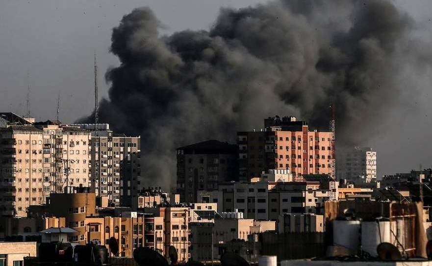 Fum negru se ridică într-un cartier din Gaza  City după un atac aerian israelian, 5 mai 2019