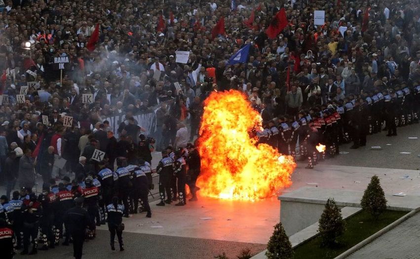 Manifestanţi aruncă o bombă incendiară către un cordon poliţienesc în timpul unui protest anti-guvern în Tirana, Albania, 11 mai 2019
