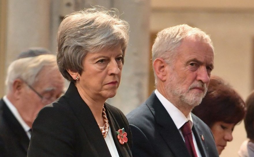 Premierul britanic Theresa May (st) şi liderul Laburiştilor britanici, Jeremy Corbyn