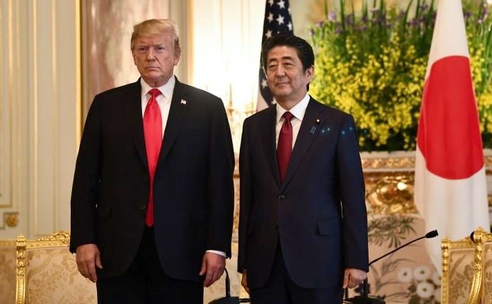 Preşedintele american Donald Trump şi premierul japonez Shinzo Abe înaintea întâlnirii lor la Palatul Akasaka din Tokyo, Japonia, 27 mai 2019
