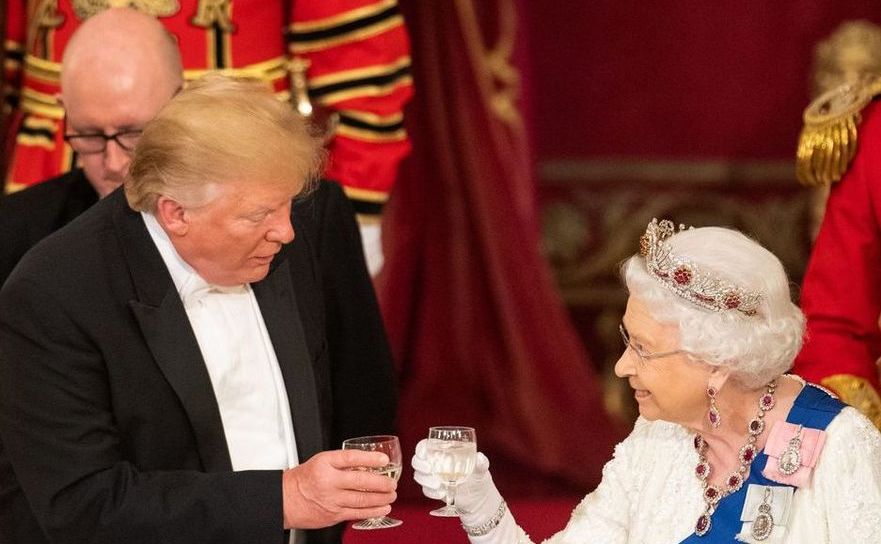 Preşedintele american Trump şi Regina Elisabeta a II-a toastează în timpul unui banchet de stat la Palatul Buckingham din Londra, 3 iunie 2019 (Dominic Lipinski/WPA Pool/Getty Images)