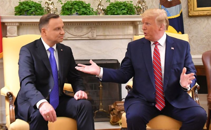 Preşedintele american Donald Trump (dr) şi omologul său polonez Andrzej Duda discută în Biroul Oval al Casei Albe, în Washington, 12 iunie 2019