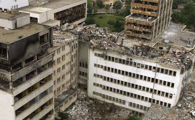 Fotografie făcută în 15 iunie 1999 cu sediul central al Serviciului Poştal din Priştina, Kosovo, după ce a fost distrus de bombardamentele NATO