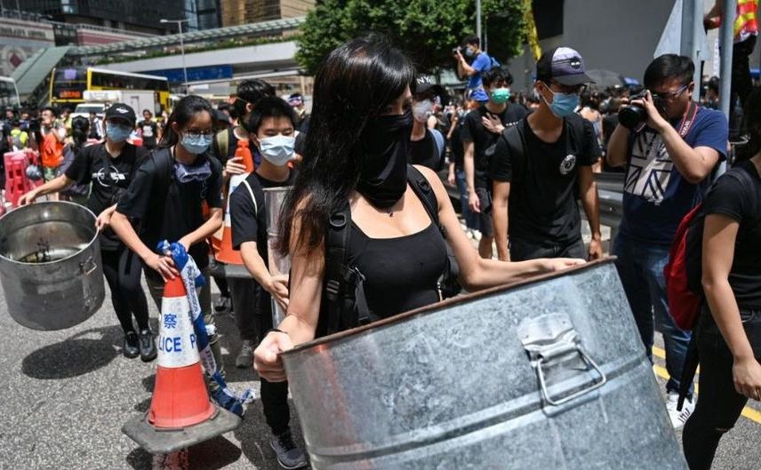 Manifestanţii ocupă un drum în faţa sediului guvernului din Hong Kong, 21 iunie 2019