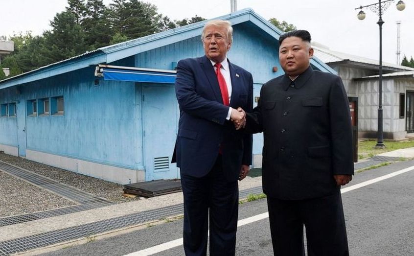 Donald Trump se întâlneşte cu Kim Jong-un în satul de frontieră Panmunjom din Zona Demilitarizată, 30 iunie 2019