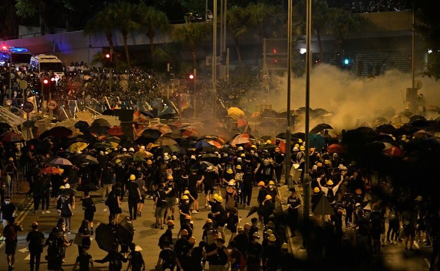 Poliţia trage cu gaze lacrimogene în protestatarii din Hong Kong, 2 uilie 2019 (Anthony Wallace/AFP/Getty Images)