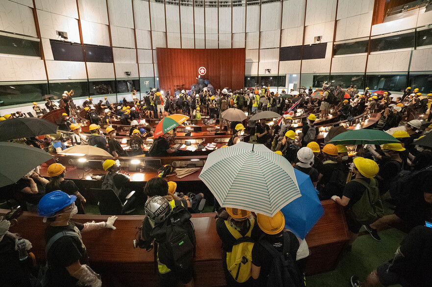 Protestatarii pătrund în clădirea Consiliului Legislativ, 1 iulie 2019, Hong Kong (Li Yi/The Epoch Times)