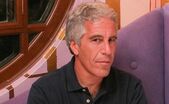 Notoriul miliardar traficant de sex Jeffrey Epstein în Cambridge, Massachusetts, 2004 (Getty Images)
