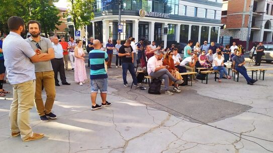 Activişti civici în faţa Stadionului Republican (primariamea.md)
