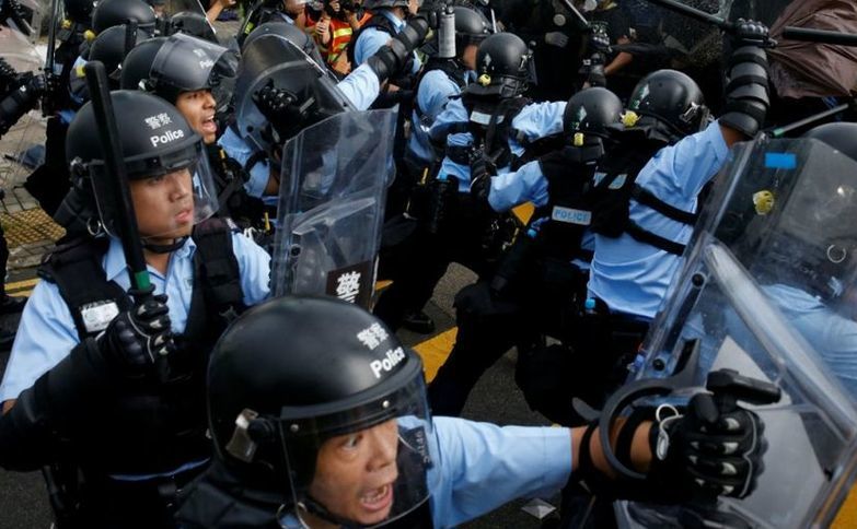 Ciocniri între manifestanţi şi poliţie în Hong Kong, 1 iulie 2019