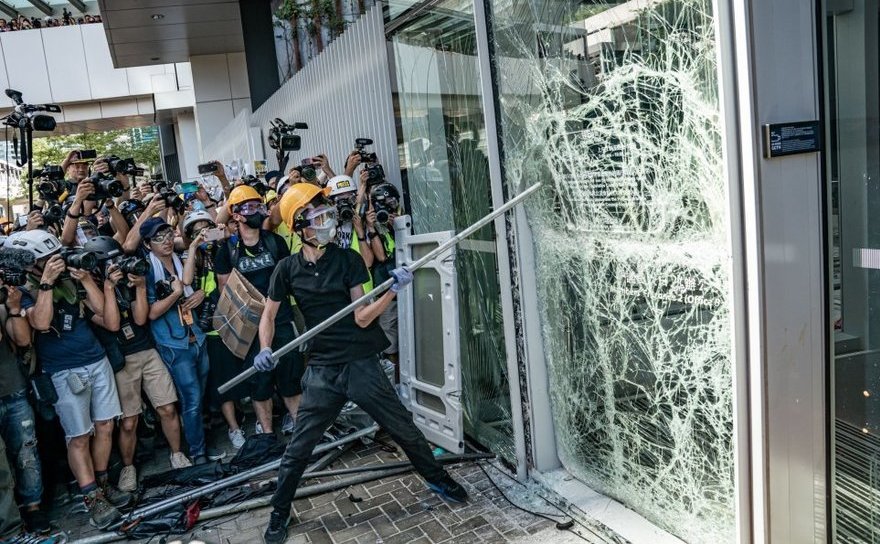 Manifestanţi sparg uşile de sticlă şi ferestrele Consiliului Legislativ din Hong  Kong