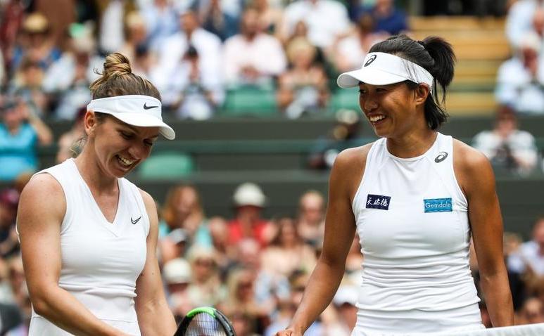 Shuai Zhang şi Simona Halep la Wimbledon 2019.